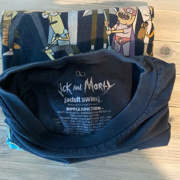 Rick and Morty Men’s Large Short Sleeve T-Shirt Retail: $30 - Picture 3 of 6